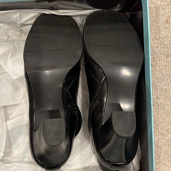 Women’s size 5 black patent leather ankle boots.  Side zipper.  Never worn. - Picture 6 of 9